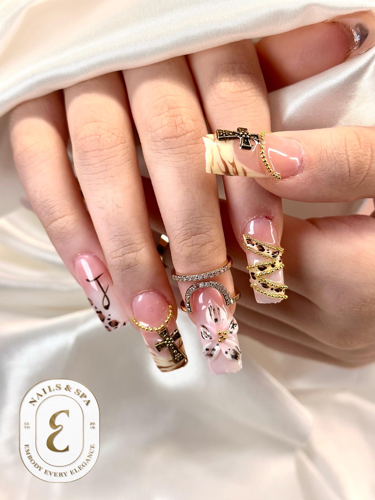 E Nails & Spa logo